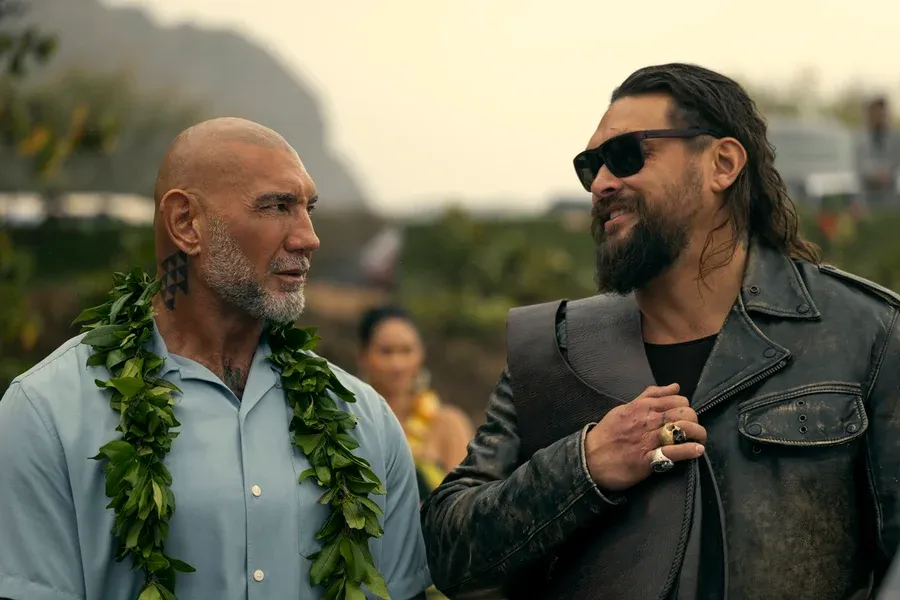 Jason Momoa e Dave Bautista em cena do filme de ação Dupla Perigosa no Prime Video.