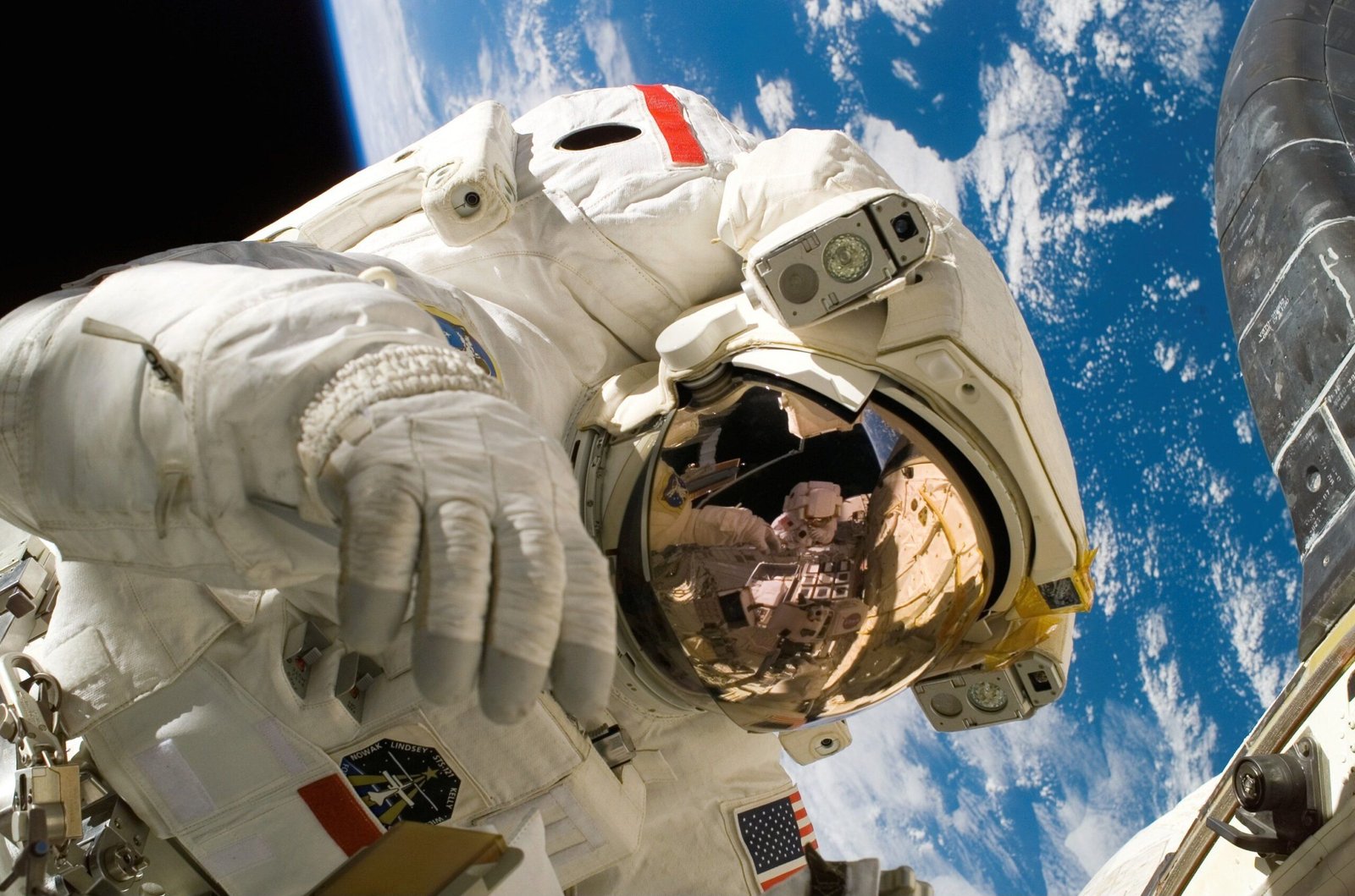 Astronauta no espaço durante missão espacial em imagem sobre a Semana Mundial do Espaço 2026